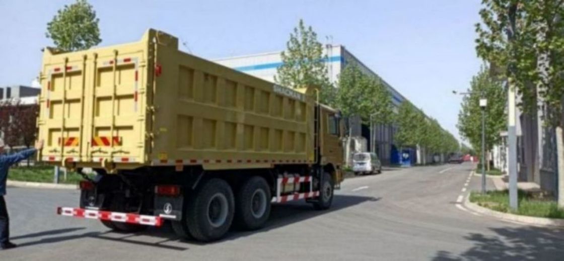 Vélos de décharge SHACMAN F3000 6x4 380 EuroII Or 30 à 50 tonnes Moteur diesel 8x4 Vélos de décharge à bascule