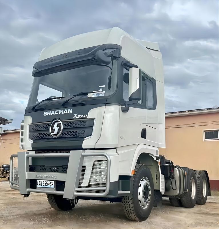 La tête de tracteur pour camions SHACMAN X3000 de 400L est de 430 chevaux EuroII Blanc 6x4