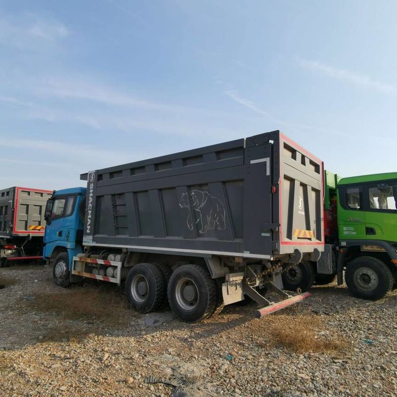 Camion à décharge lourde de 400 ch configuré avec suspension aérienne pour des performances optimales