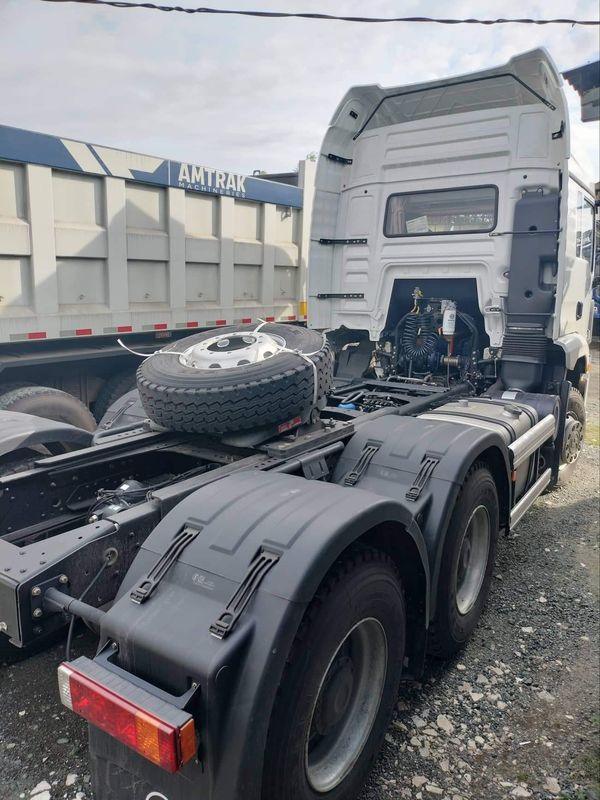 SHACMAN Tracteur camion 10 roues X3000 6x4 Conducteur gauche Double dormeur Tracteur tête pour l'Algérie