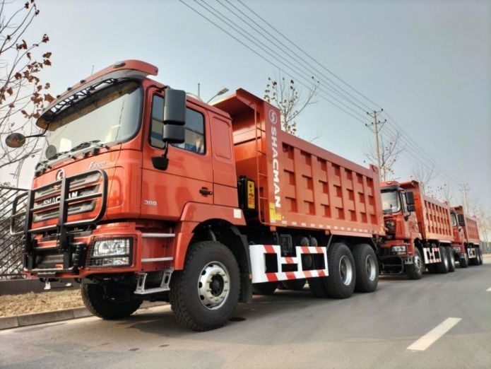Système d'atténuation des collisions de camions à décharge lourds rouge néon 25T Capacité 6x6 6x4 8x4 Drive Type 12 roues 1800 3200 1350mm Wheel