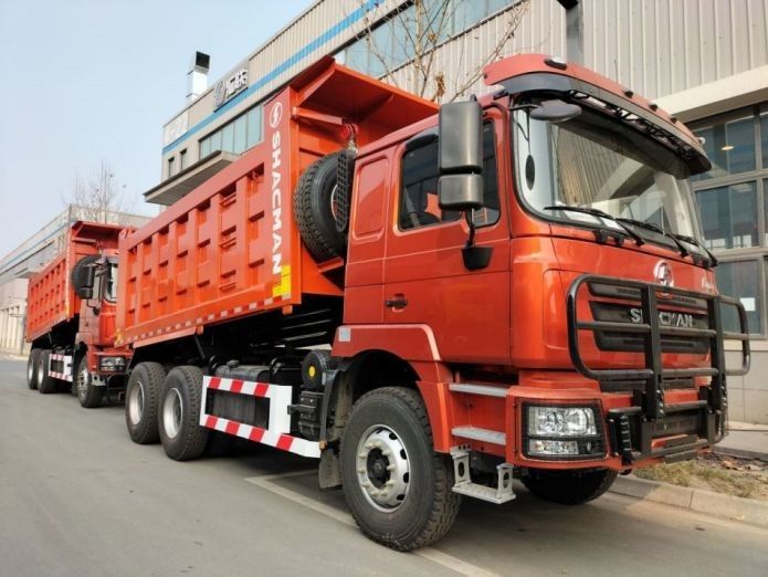 20 mètres cubes de camion de décharge lourd en bleu clair avec des caractéristiques de sécurité Système d'atténuation des collisions et la capacité de la carrosserie de décharge