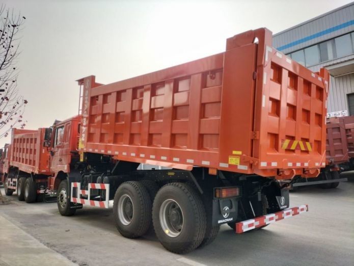 Camion de décharge rouge néon 25 tonnes Capacité 20 mètres cubes Corps de décharge MAN Axe diesel
