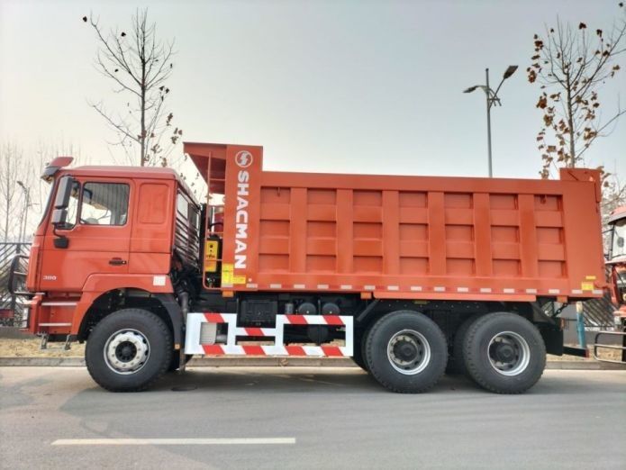 Camion de décharge rouge néon 25 tonnes Capacité 20 mètres cubes Corps de décharge MAN Axe diesel