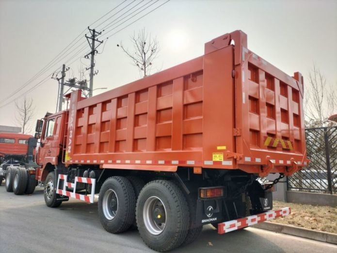 Camion de décharge rouge néon 25 tonnes Capacité 20 mètres cubes Corps de décharge MAN Axe diesel