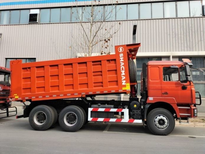 Camion de décharge rouge néon 25 tonnes Capacité 20 mètres cubes Corps de décharge MAN Axe diesel